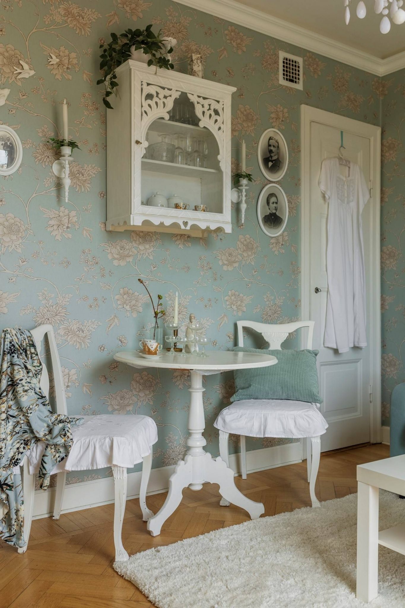 salle à manger papier-peint floral petit appartement de 30m2 décoration classique chic salle à manger papier-peint floral petit appartement de 30m2 décoration classique chic
