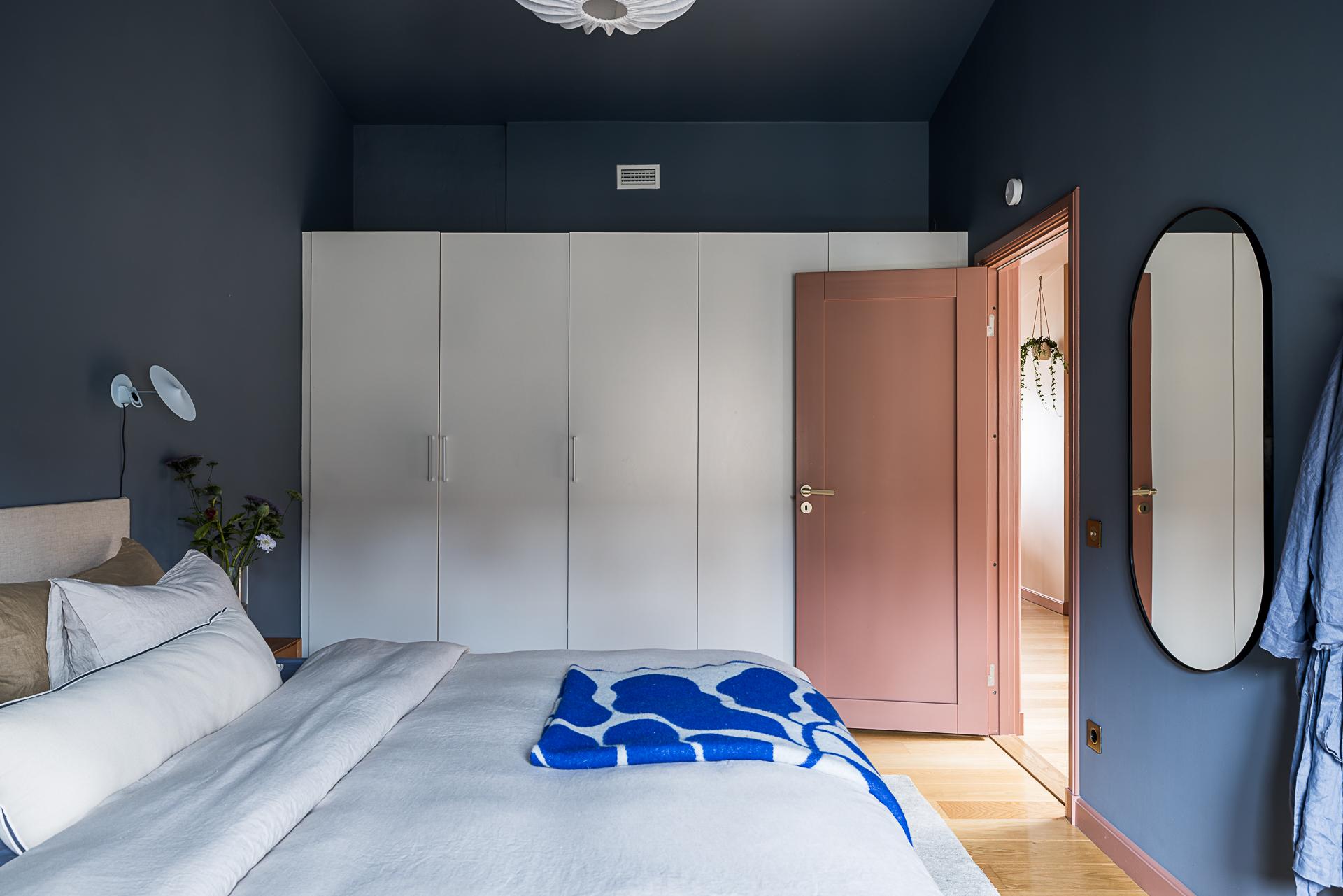 chambre bleue couverture Arket bleue décoration contemporaine appartement avec lampadaire IKEA PS 2026 chambre bleue couverture Arket bleue décoration contemporaine appartement avec lampadaire IKEA PS 2026