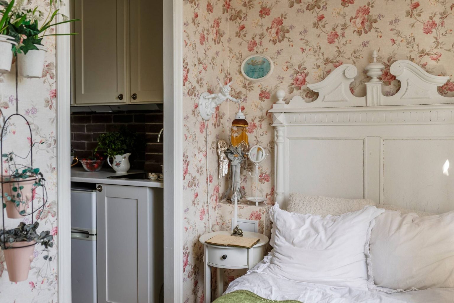 chambre avec papier-peint petit appartement de 30m2 décoration classique chic chambre avec papier-peint petit appartement de 30m2 décoration classique chic