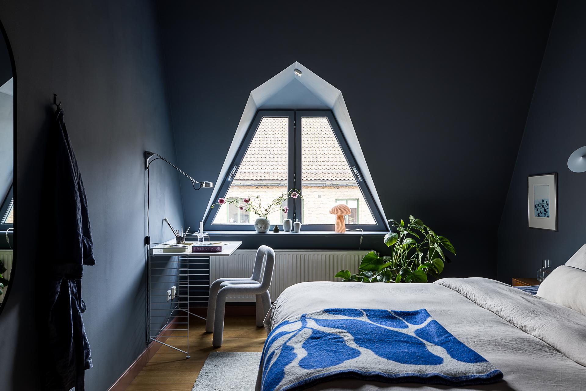 chambre bleue bureau String couverture Arket bleue décoration contemporaine appartement avec lampadaire IKEA PS 2026 chambre bleue bureau String couverture Arket bleue décoration contemporaine appartement avec lampadaire IKEA PS 2026