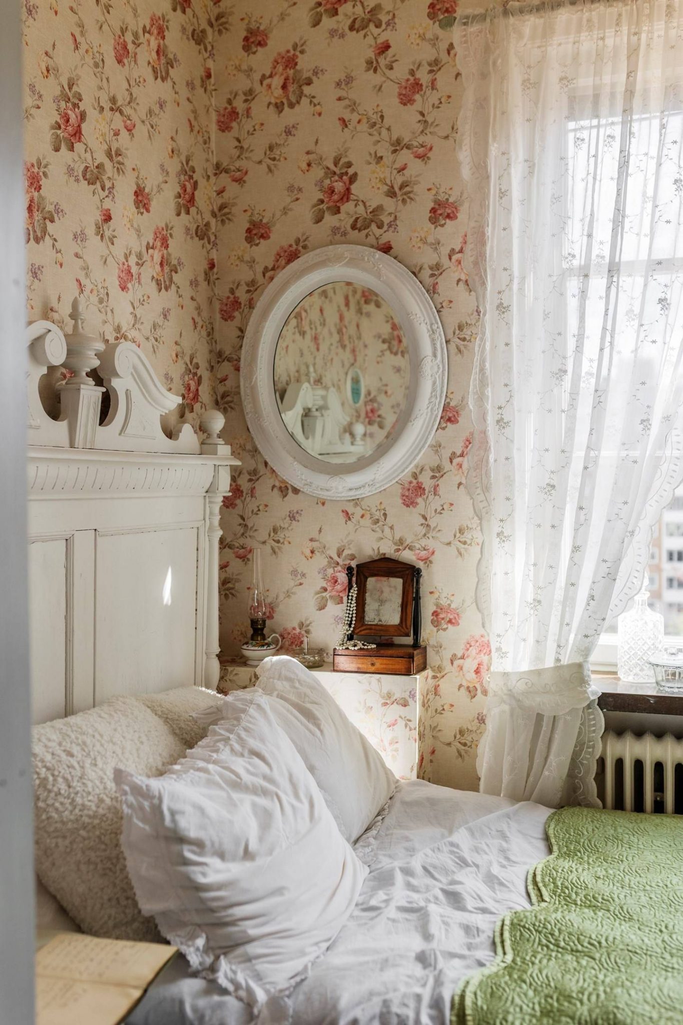 chambre avec papier-peint petit appartement de 30m2 décoration classique chic chambre avec papier-peint petit appartement de 30m2 décoration classique chic