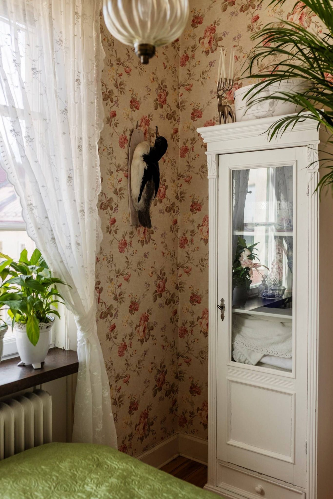 chambre avec papier-peint petit appartement de 30m2 décoration classique chic chambre avec papier-peint petit appartement de 30m2 décoration classique chic