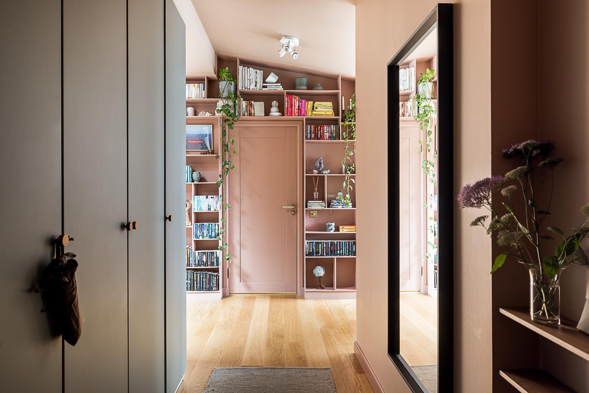 entrée rose avec bibliothèque sur mesure entrée rose avec bibliothèque sur mesure
