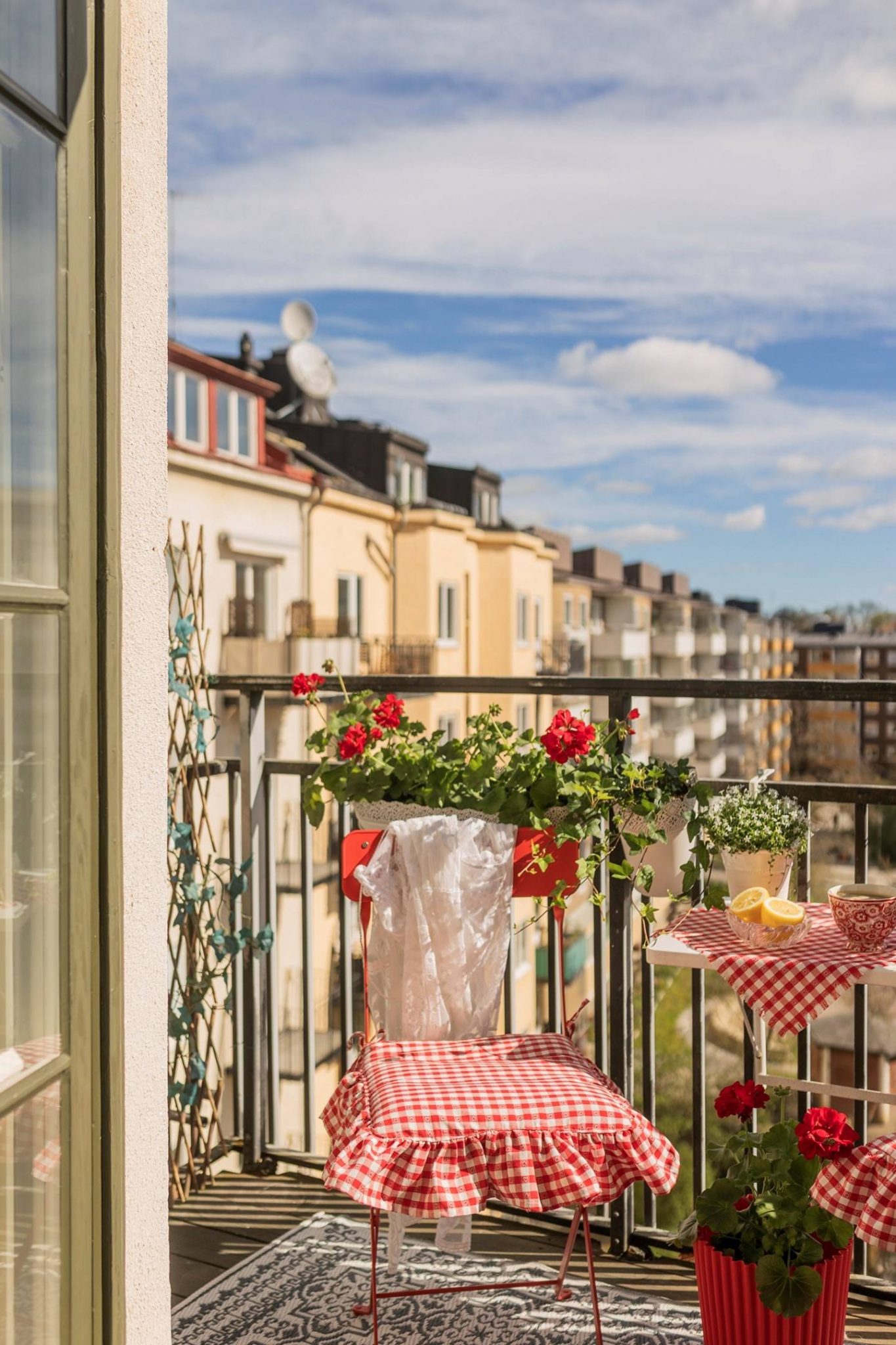 balcon sur cour petit appartement de 30m2 décoration classique chic balcon sur cour petit appartement de 30m2 décoration classique chic