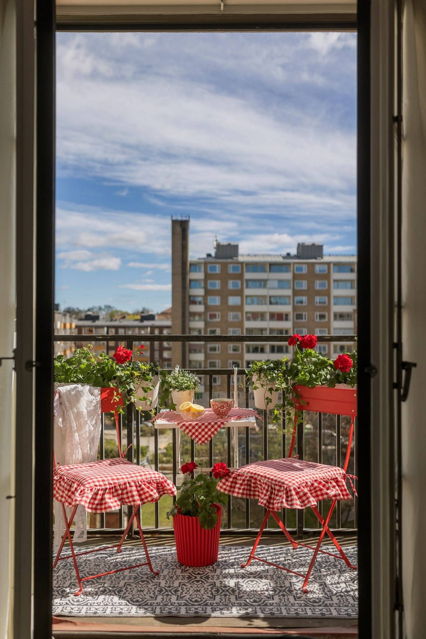 balcon sur cour petit appartement de 30m2 décoration classique chic balcon sur cour petit appartement de 30m2 décoration classique chic