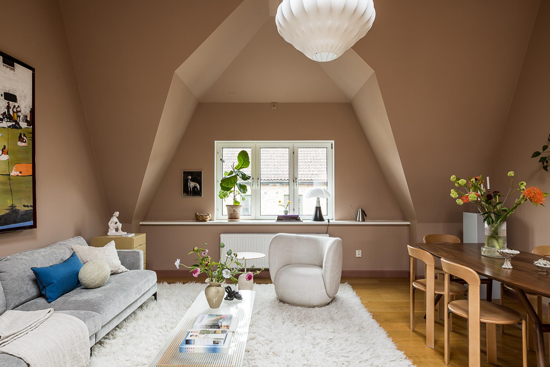 salon murs terracotta cheminée scandinave ancienne décoration contemporaine appartement avec lampadaire IKEA PS 2026 salon murs terracotta cheminée scandinave ancienne décoration contemporaine appartement avec lampadaire IKEA PS 2026