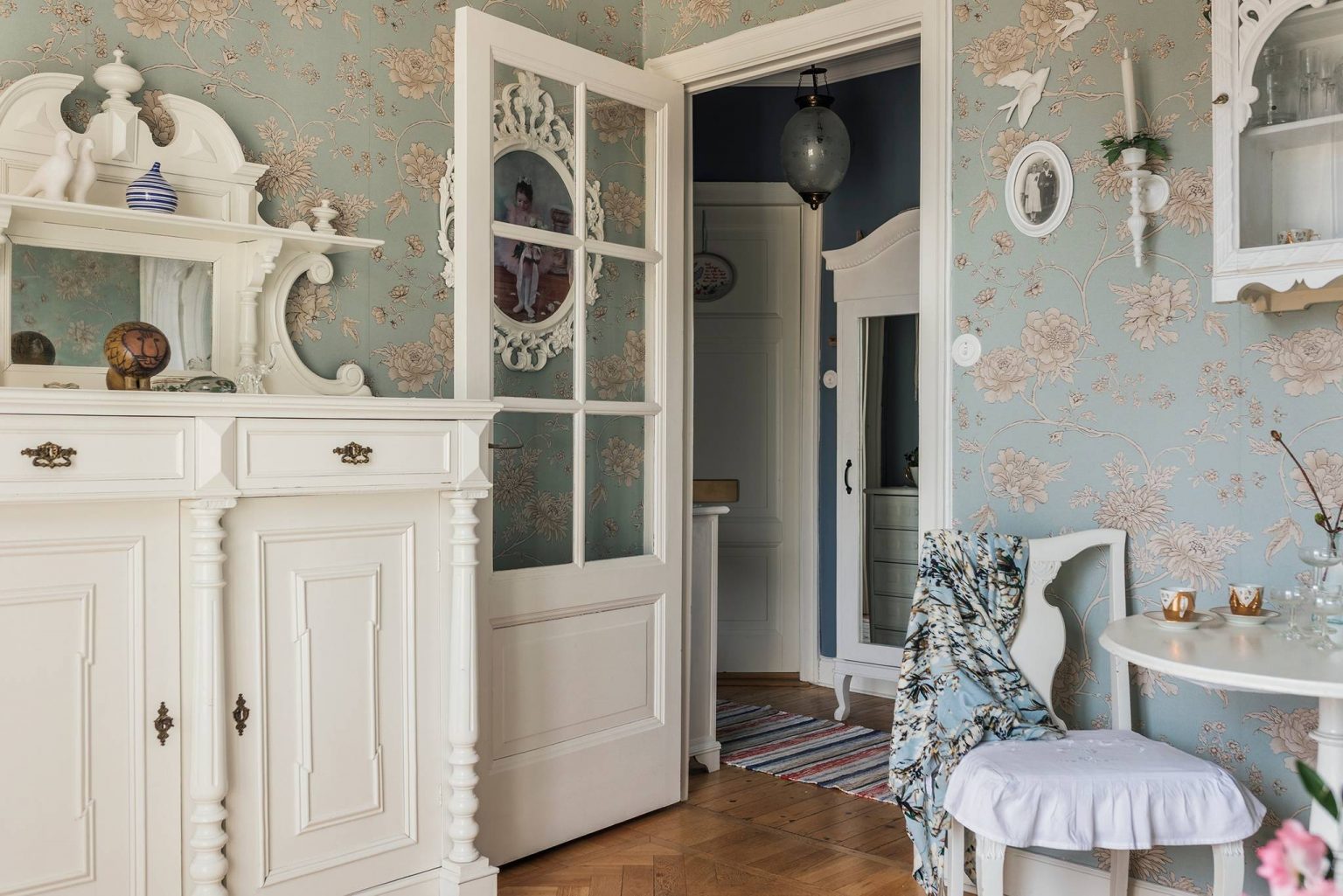 salle à manger papier-peint floral petit appartement de 30m2 décoration classique chic salle à manger papier-peint floral petit appartement de 30m2 décoration classique chic