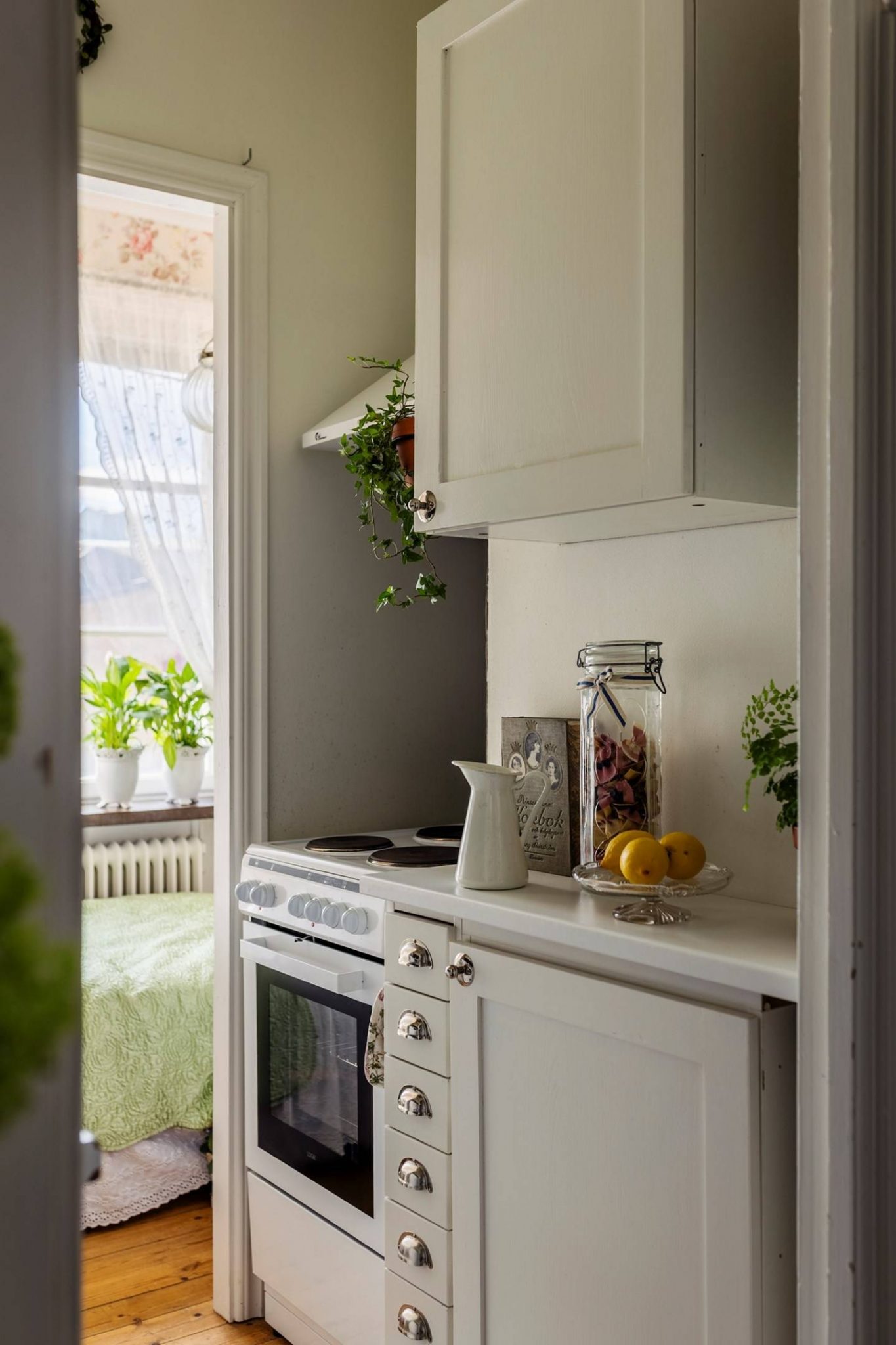 cuisine blanche petit appartement de 30m2 décoration classique chic cuisine blanche petit appartement de 30m2 décoration classique chic