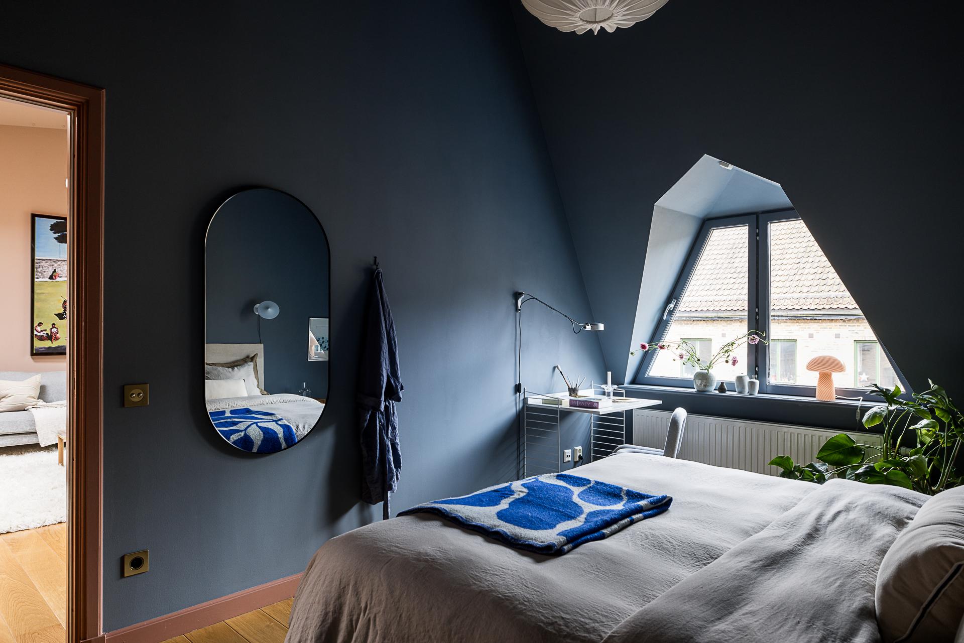 chambre bleue bureau String couverture Arket bleue décoration contemporaine appartement avec lampadaire IKEA PS 2026 chambre bleue bureau String couverture Arket bleue décoration contemporaine appartement avec lampadaire IKEA PS 2026