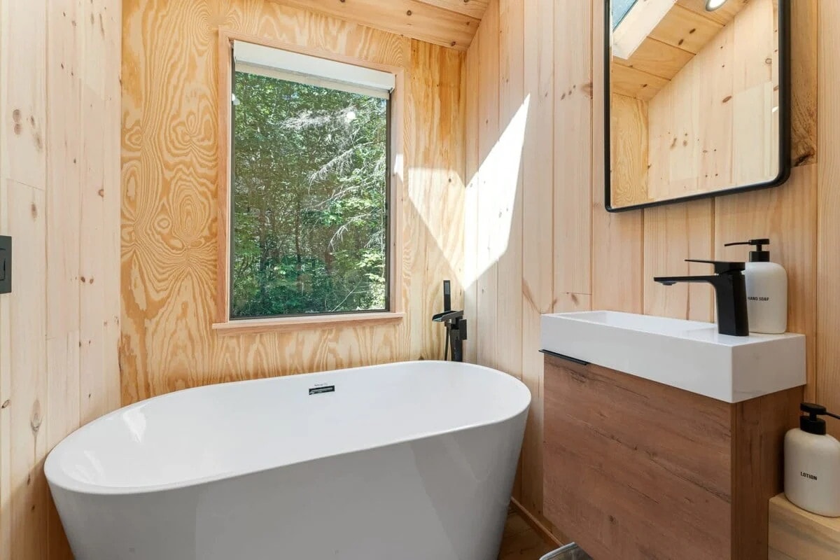 salle de bain tiny house nordique Luna Nook Maine salle de bain tiny house nordique Luna Nook Maine