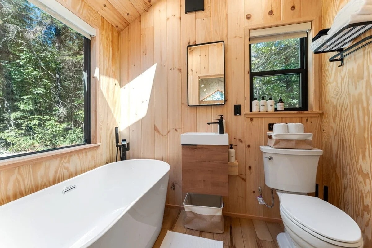 salle de bain tiny house nordique Luna Nook Maine salle de bain tiny house nordique Luna Nook Maine