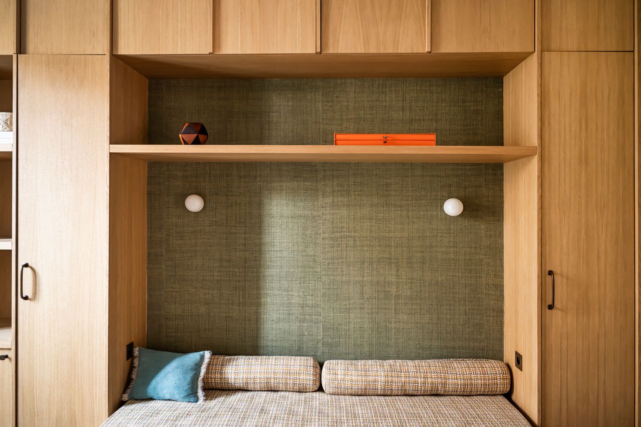 chambre avec meuble pont appartement Paris Photo : © Julien Pépy chambre avec meuble pont appartement Paris Photo : © Julien Pépy