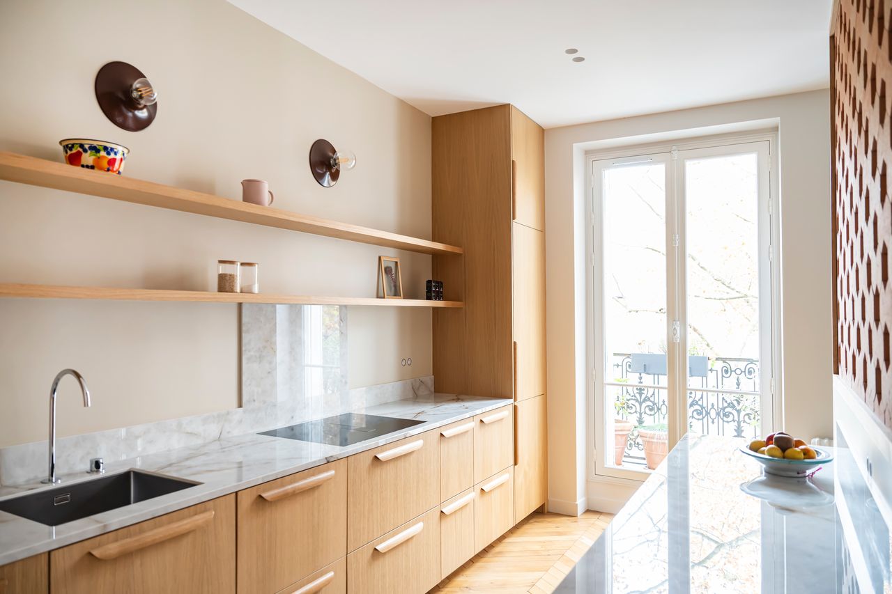 cuisine avec claustra Hives Mutina décoration contemporaine appartement haussmannien rénové Paris Photo : © Julien Pépy cuisine avec claustra Hives Mutina décoration contemporaine appartement haussmannien rénové Paris Photo : © Julien Pépy