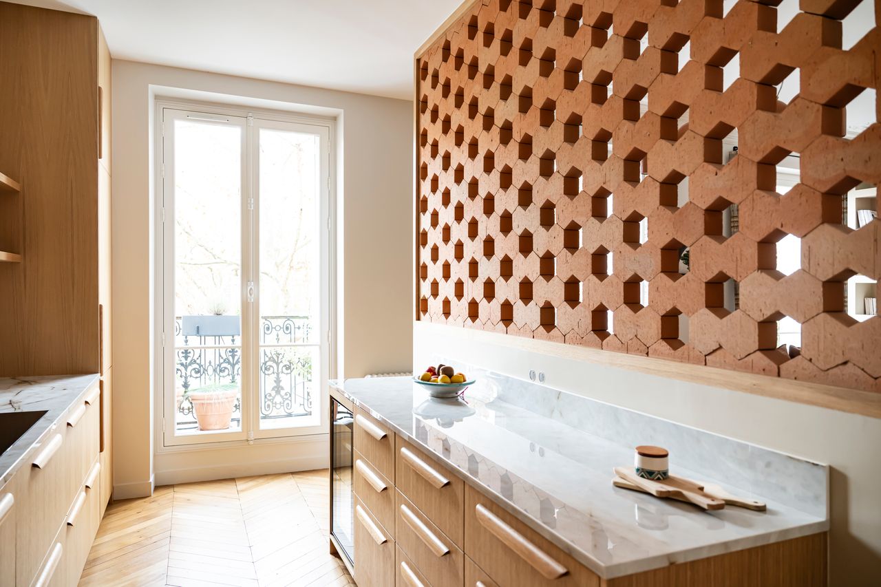 cuisine avec claustra Hives Mutina décoration contemporaine appartement haussmannien rénové Paris Photo : © Julien Pépy cuisine avec claustra Hives Mutina décoration contemporaine appartement haussmannien rénové Paris Photo : © Julien Pépy