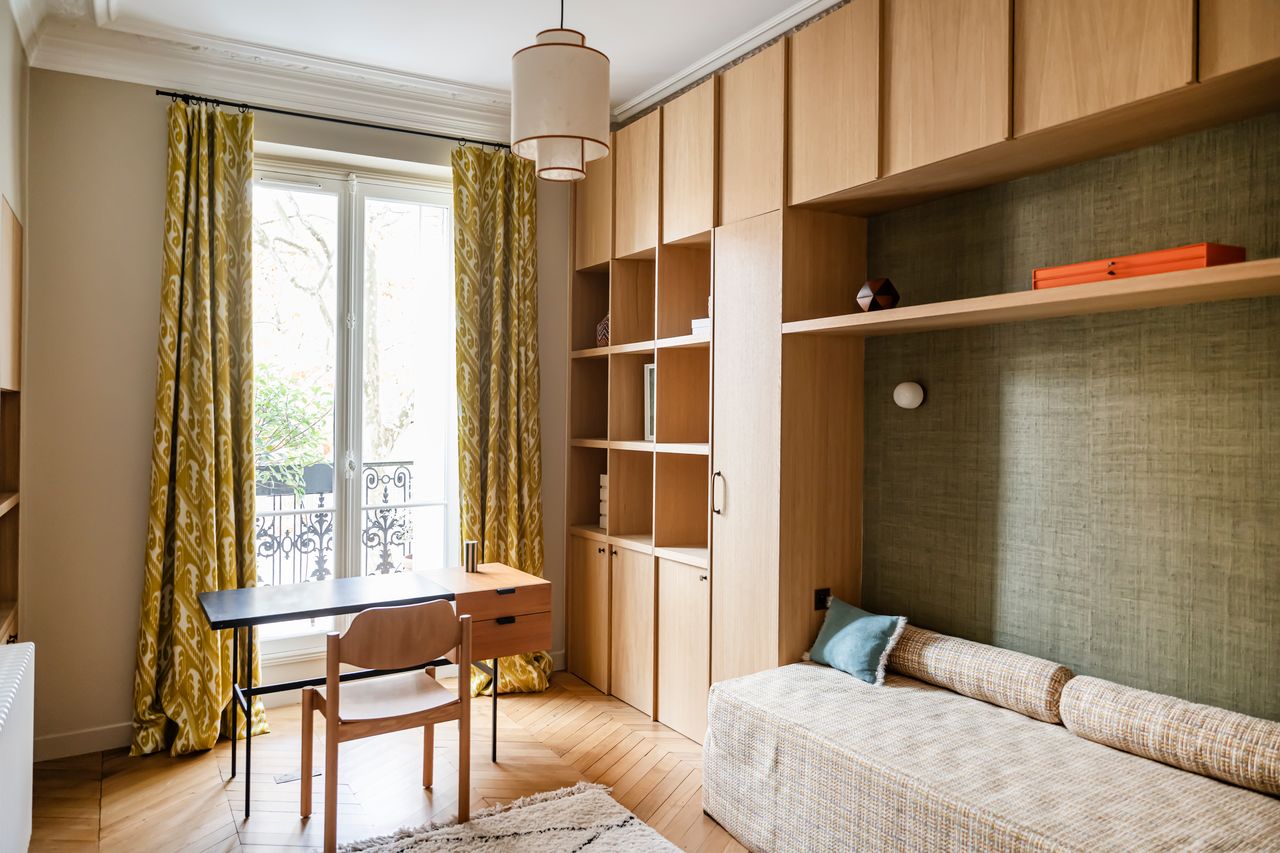 bureau avec meuble pont appartement Paris Photo : © Julien Pépy bureau avec meuble pont appartement Paris Photo : © Julien Pépy
