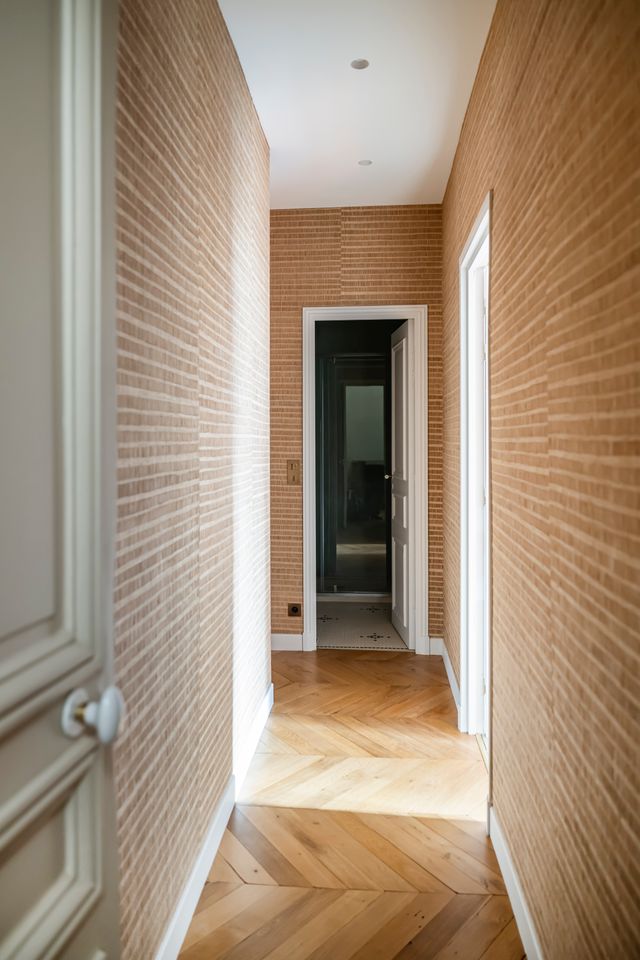 couloir papier-peint appartement Paris Photo : © Julien Pépy couloir papier-peint appartement Paris Photo : © Julien Pépy