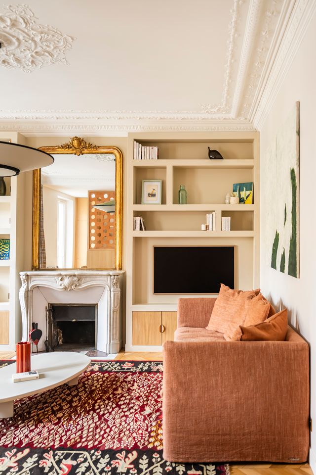 salon avec cheminée et moulures décoration contemporaine appartement haussmannien rénové Paris Photo : © Julien Pépy salon avec cheminée et moulures décoration contemporaine appartement haussmannien rénové Paris Photo : © Julien Pépy