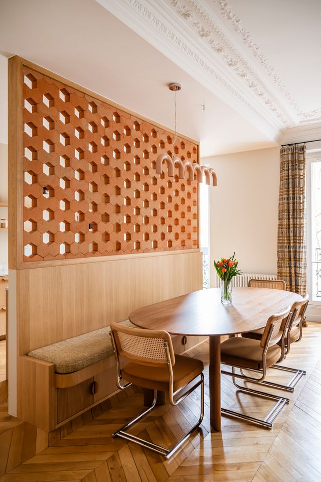 salle à manger avec claustra Hives Mutina et moulures décoration contemporaine appartement haussmannien rénové Paris Photo : © Julien Pépy salle à manger avec claustra Hives Mutina et moulures décoration contemporaine appartement haussmannien rénové Paris Photo : © Julien Pépy
