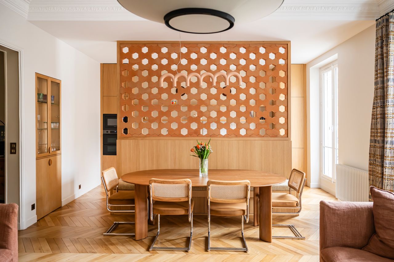 salle à manger avec claustra Hives Mutina et moulures décoration contemporaine appartement haussmannien rénové Paris Photo : © Julien Pépy salle à manger avec claustra Hives Mutina et moulures décoration contemporaine appartement haussmannien rénové Paris Photo : © Julien Pépy