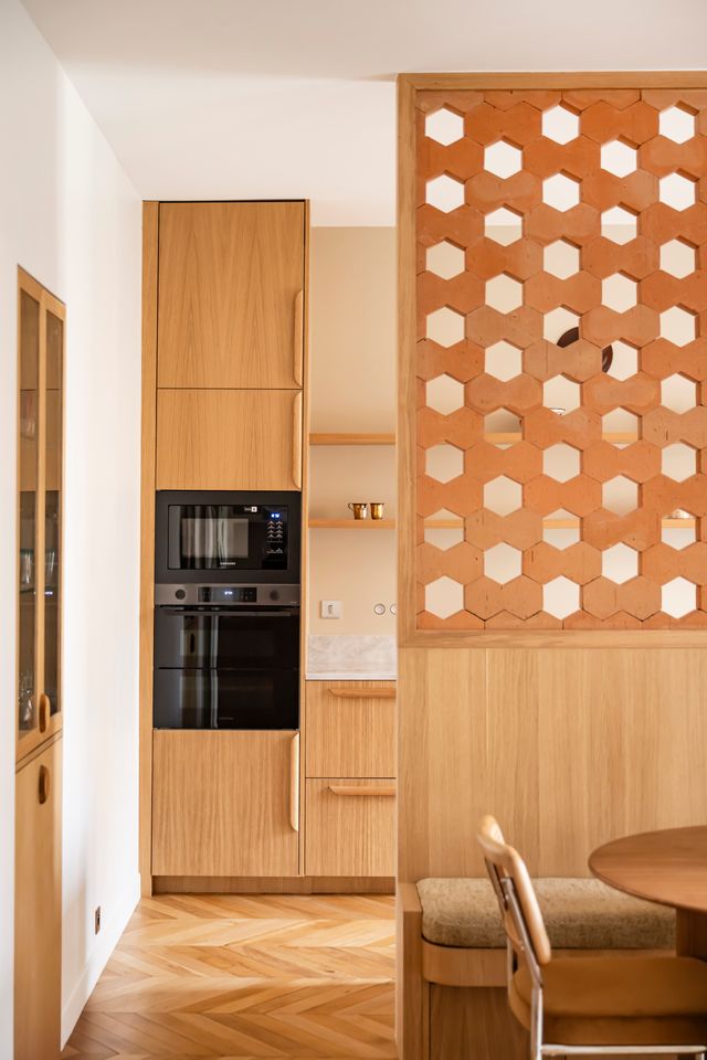 cuisine et salle à manger avec claustra Hives Mutina et moulures décoration contemporaine appartement haussmannien rénové Paris Photo : © Julien Pépy cuisine et salle à manger avec claustra Hives Mutina et moulures décoration contemporaine appartement haussmannien rénové Paris Photo : © Julien Pépy