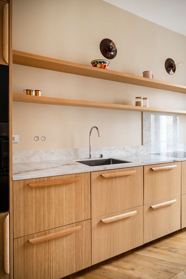 cuisine bois et marbre décoration contemporaine appartement haussmannien rénové Paris Photo : © Julien Pépy cuisine bois et marbre décoration contemporaine appartement haussmannien rénové Paris Photo : © Julien Pépy