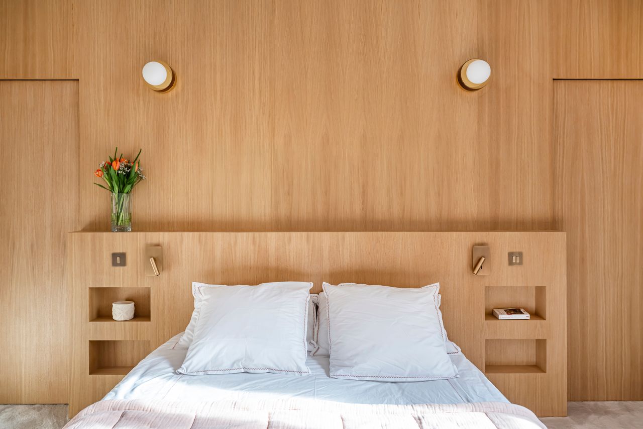 chambre mur bois décoration contemporaine appartement haussmannien rénové Paris Photo : © Julien Pépy chambre mur bois décoration contemporaine appartement haussmannien rénové Paris Photo : © Julien Pépy