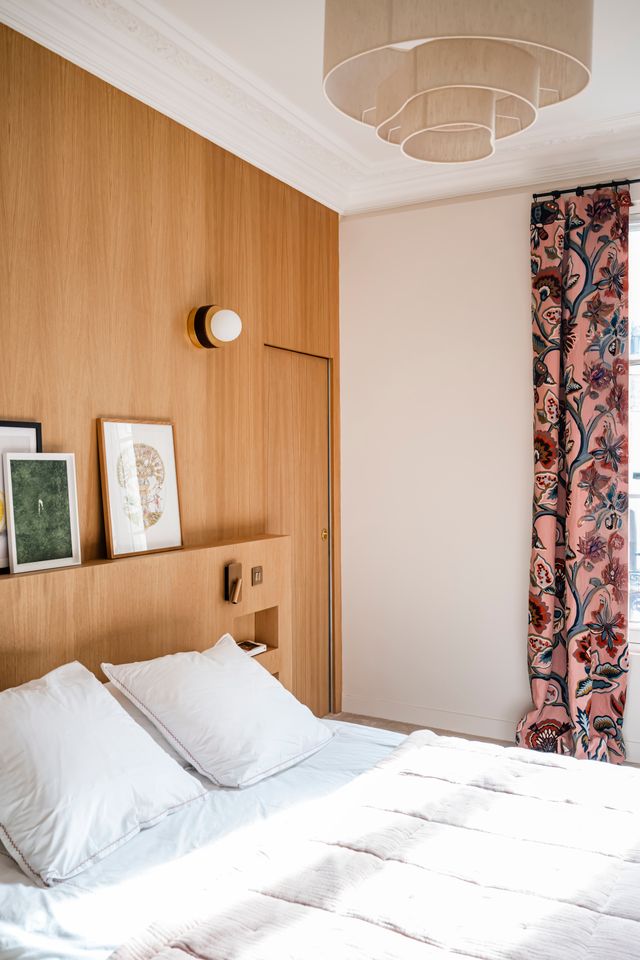 chambre mur bois décoration contemporaine appartement haussmannien rénové Paris Photo : © Julien Pépy chambre mur bois décoration contemporaine appartement haussmannien rénové Paris Photo : © Julien Pépy