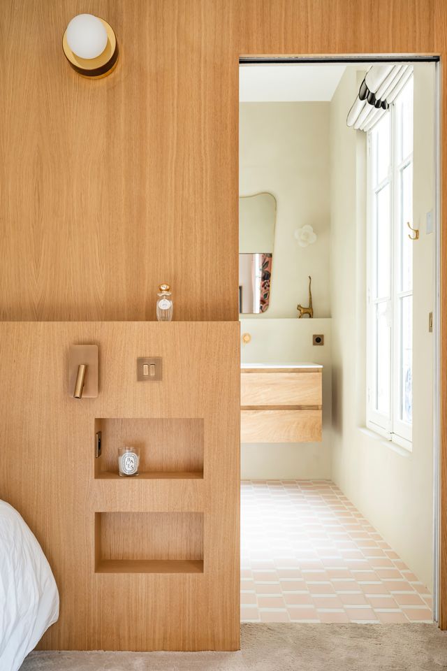 chambre mur bois et salle de bain décoration contemporaine appartement haussmannien rénové Paris Photo : © Julien Pépy chambre mur bois et salle de bain décoration contemporaine appartement haussmannien rénové Paris Photo : © Julien Pépy