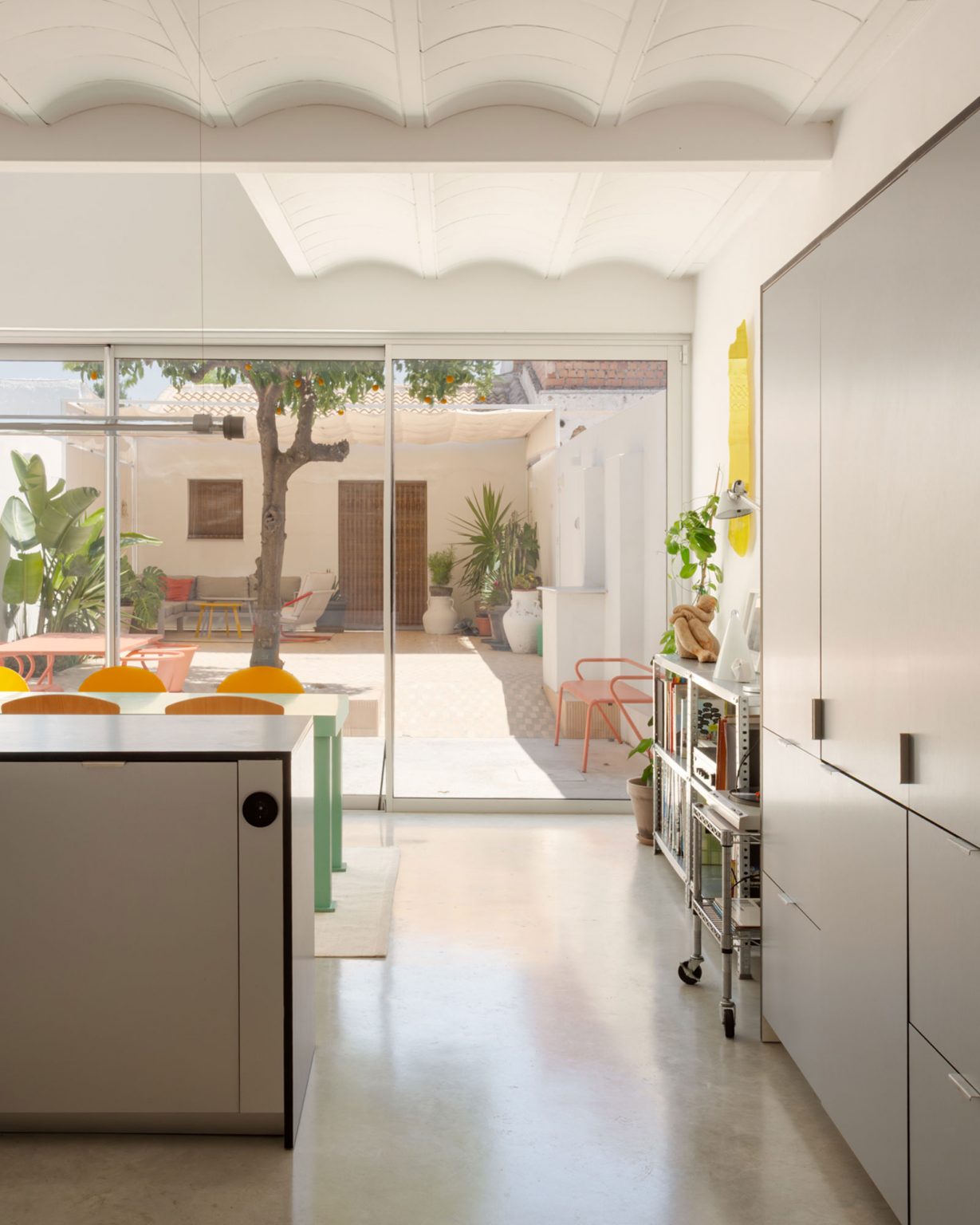 cuisine et salle à manger style design avec baie vitrée maison de village centenaire avec patio rénovée Andalousie cuisine et salle à manger style design avec baie vitrée maison de village centenaire avec patio rénovée Andalousie