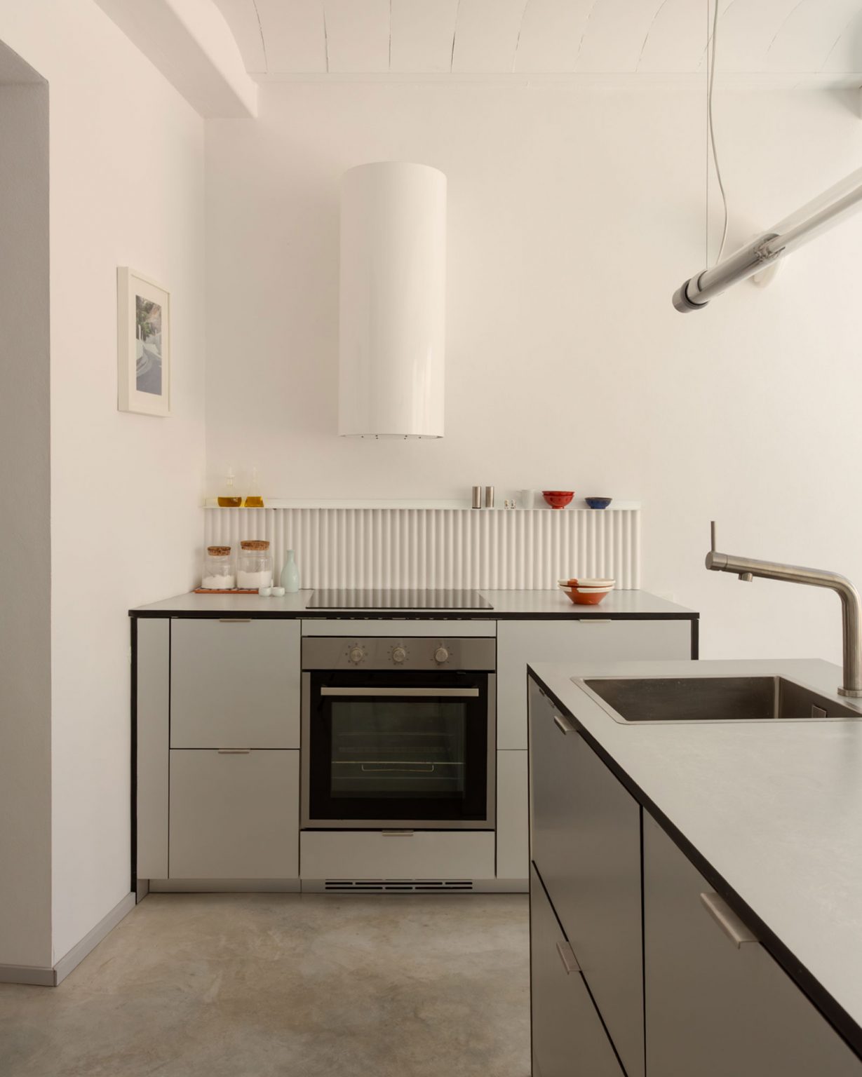 cuisine grise design maison de village centenaire avec patio rénovée Andalousie cuisine grise design maison de village centenaire avec patio rénovée Andalousie