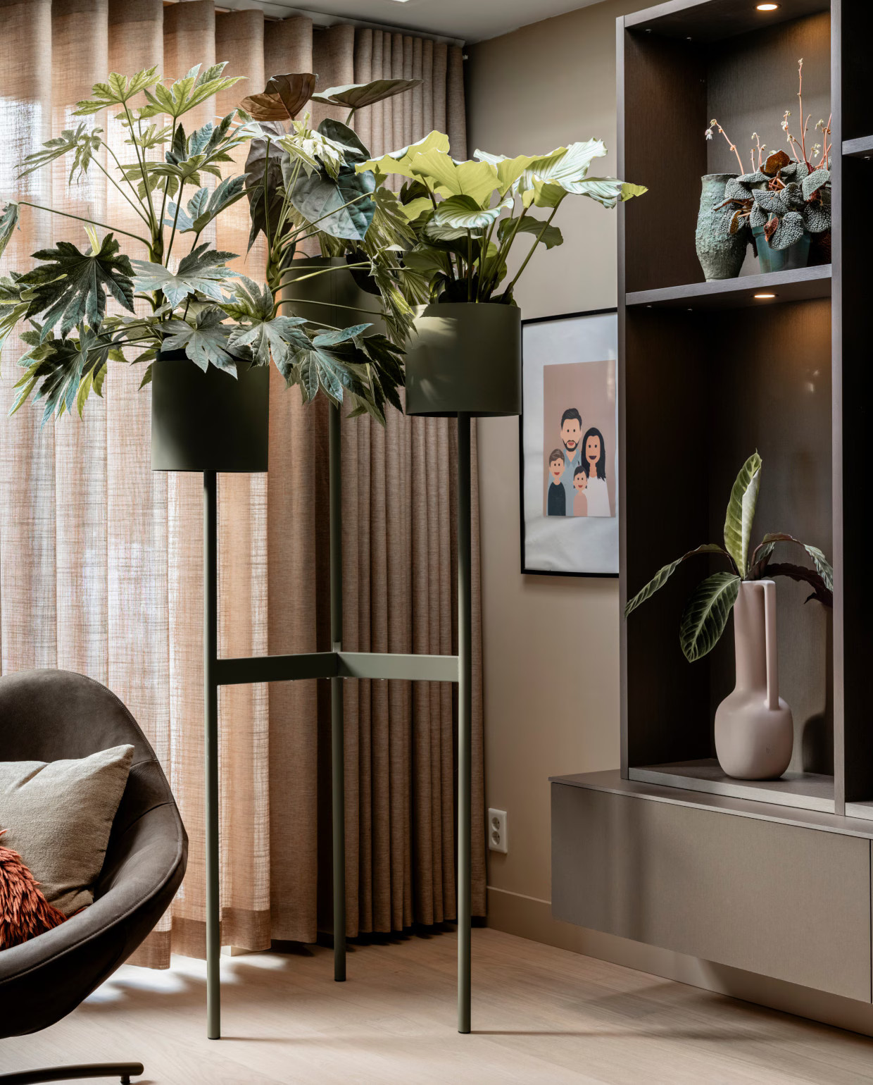 salon décoration contemporaine tons marron avec plantes vertes