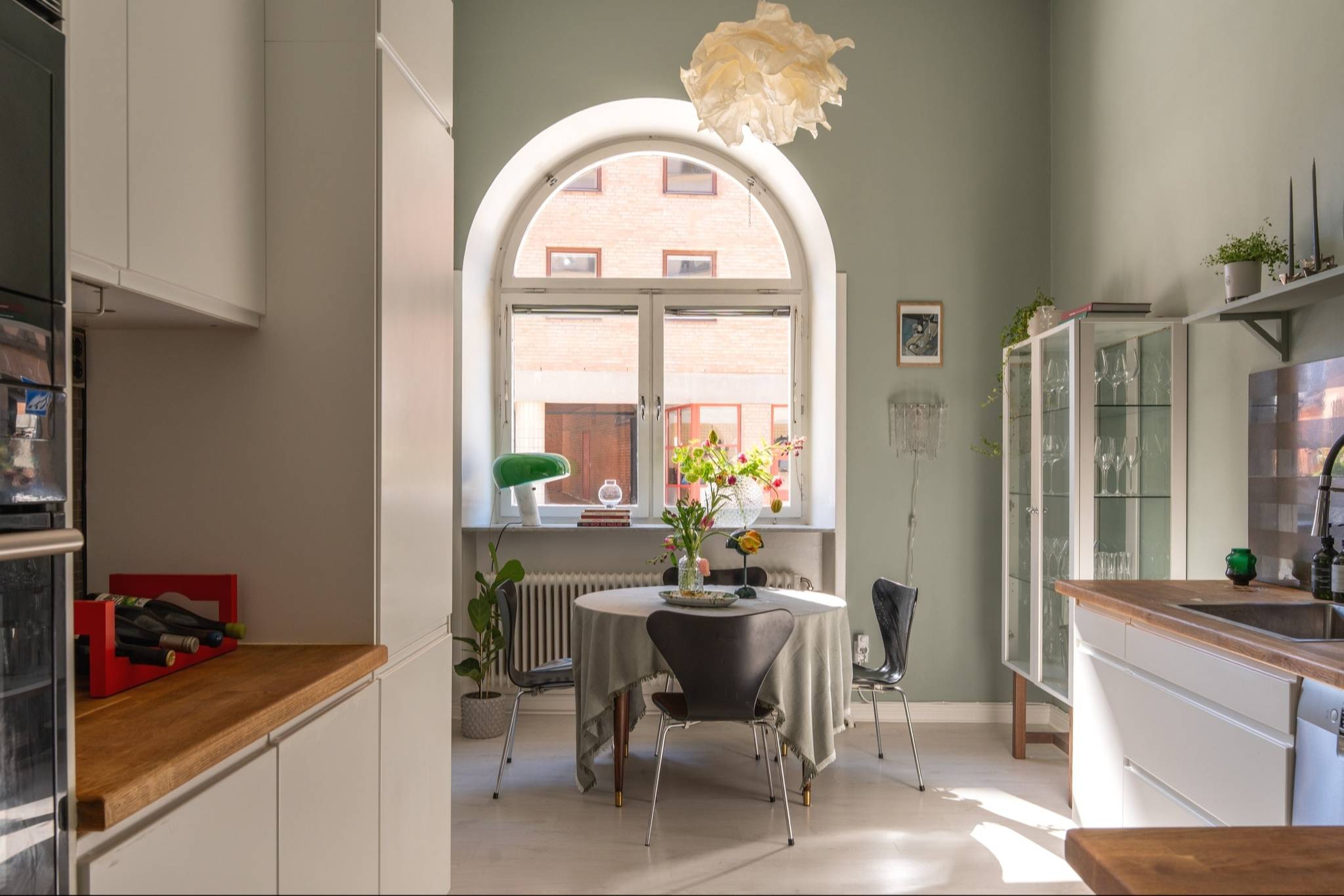 cuisine et salle à manger fenêtre cintrée petit duplex de 40m2 décoration scandinave