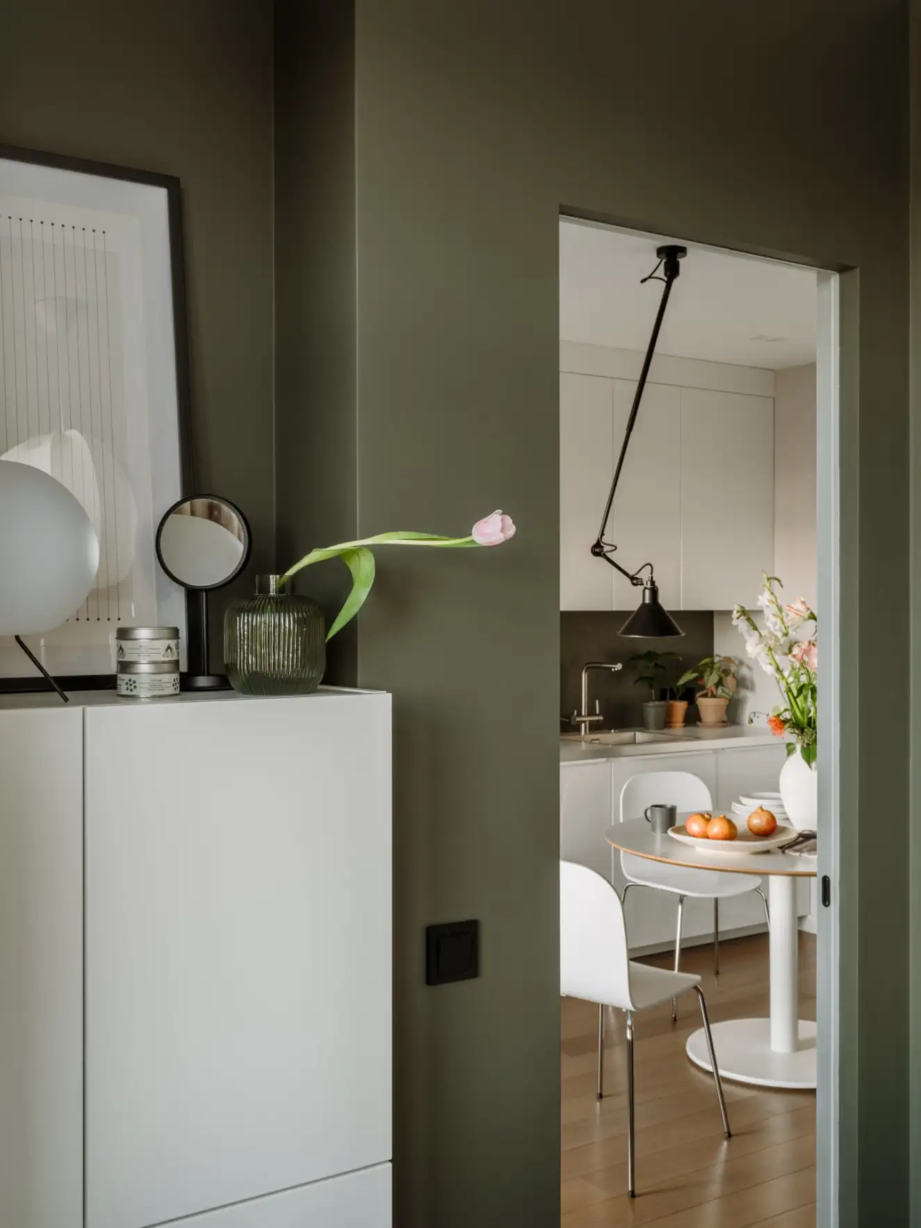 chambre vert olive dans ancien studio de 35m2 transformé en deux-pièces décoration contemporaine chambre vert olive dans ancien studio de 35m2 transformé en deux-pièces décoration contemporaine