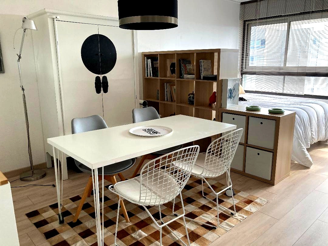 studio aménagé avec lit séparé du salon par bibliothèque studio aménagé avec lit séparé du salon par bibliothèque