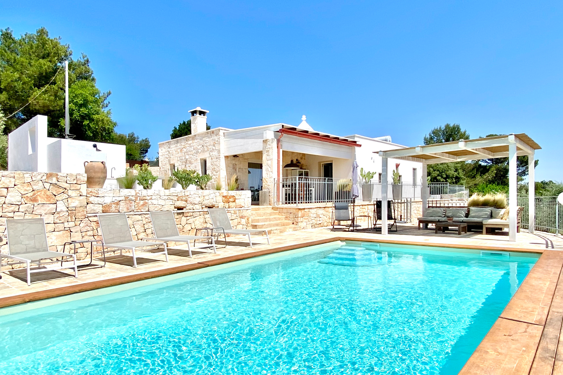 terrasse avec piscine et pergola trullo des Pouilles rénové Trullo Falco