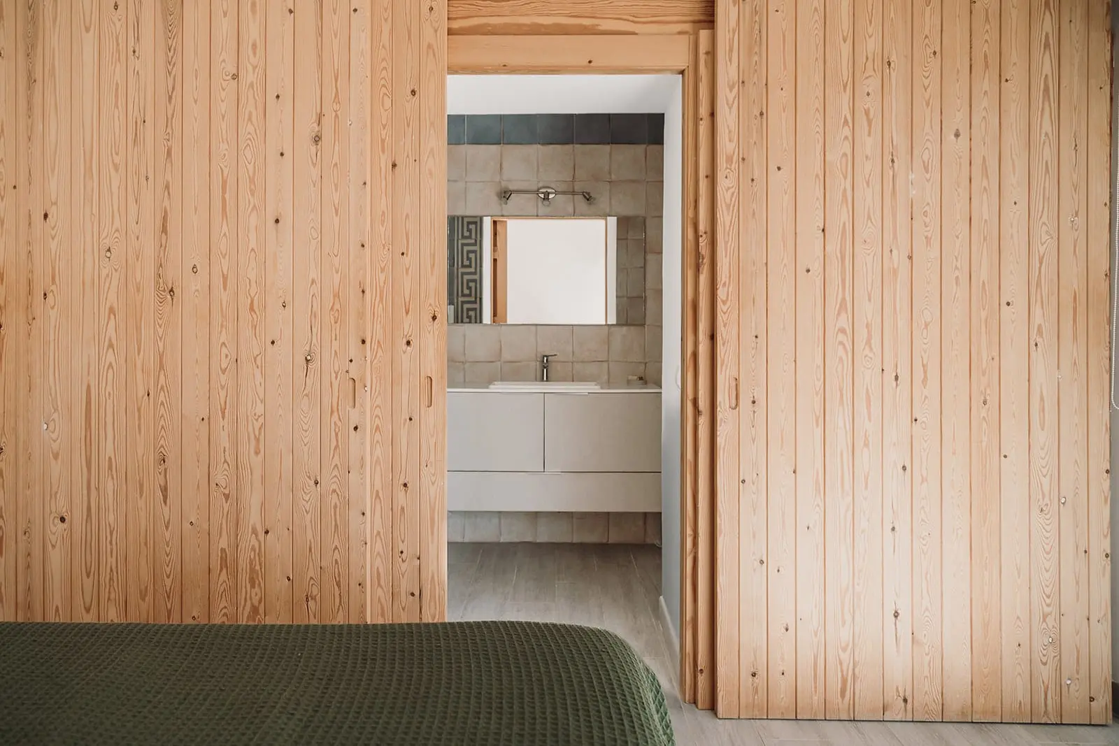 chambre avec salle de bain murs bois décoration contemporaine terrasse maison Minorque Casa Apolo