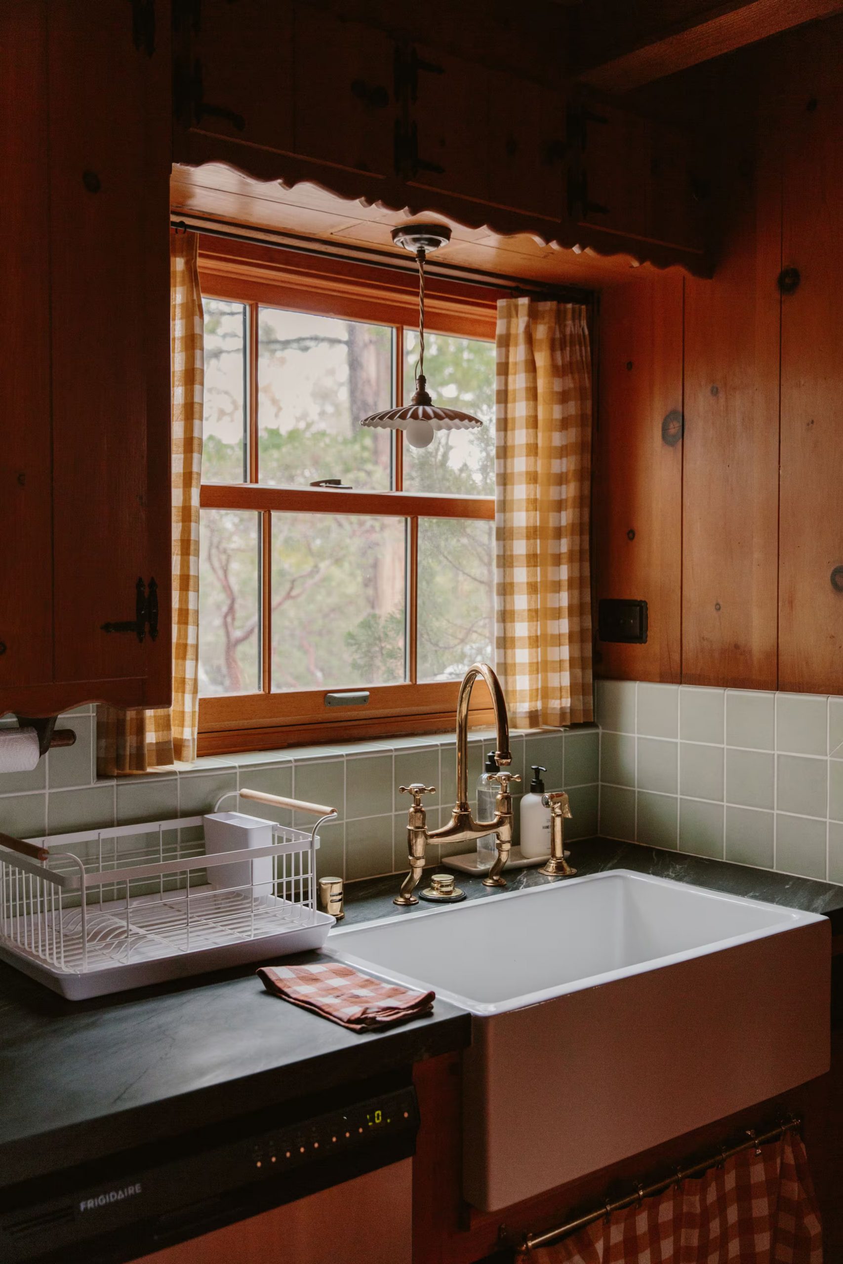 timbre d'évier dans maison en bois décoration rustique chic style cottagecore avec tissy Vichy