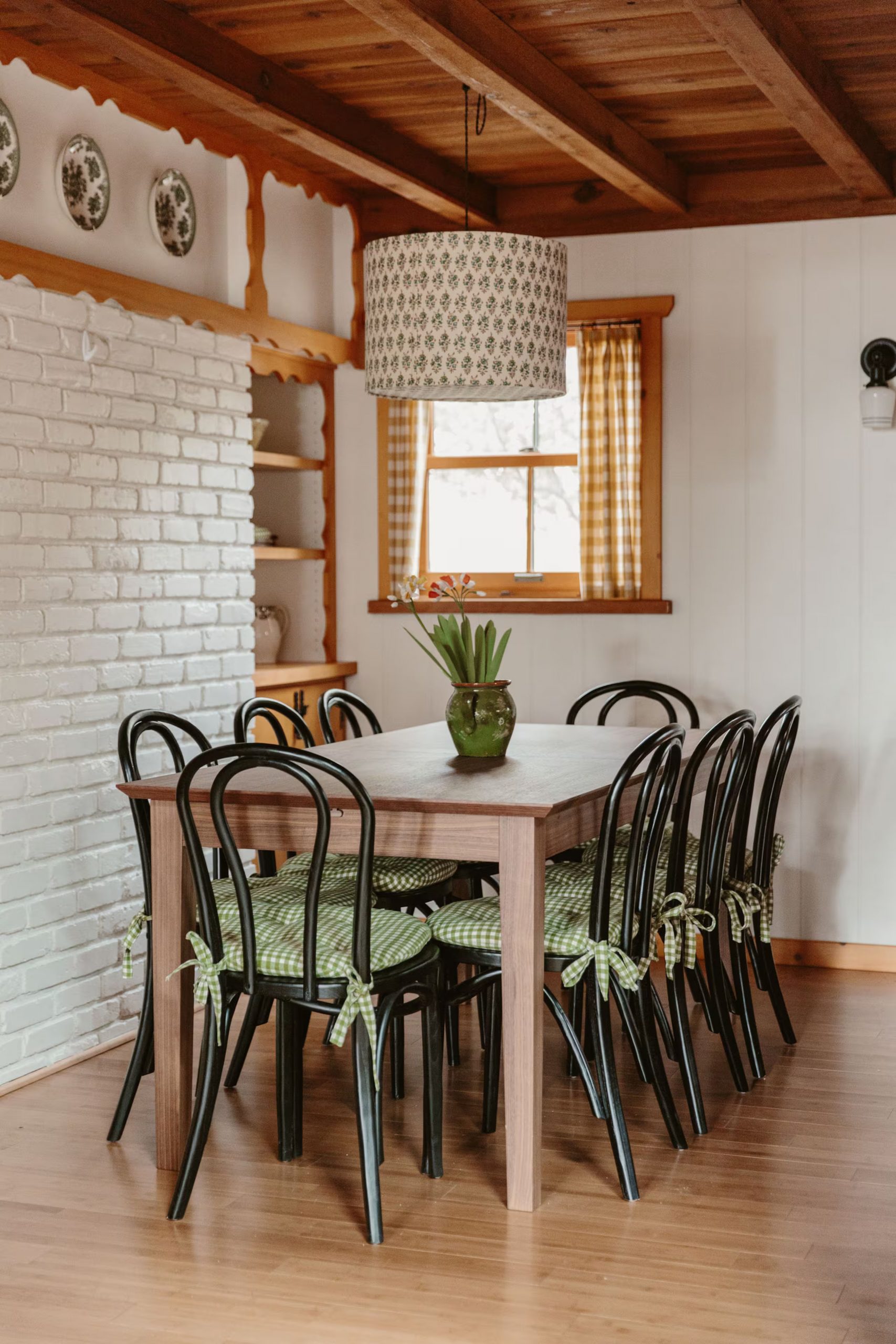 salle à manger maison en bois décoration rustique chic style cottagecore avec tissy Vichy