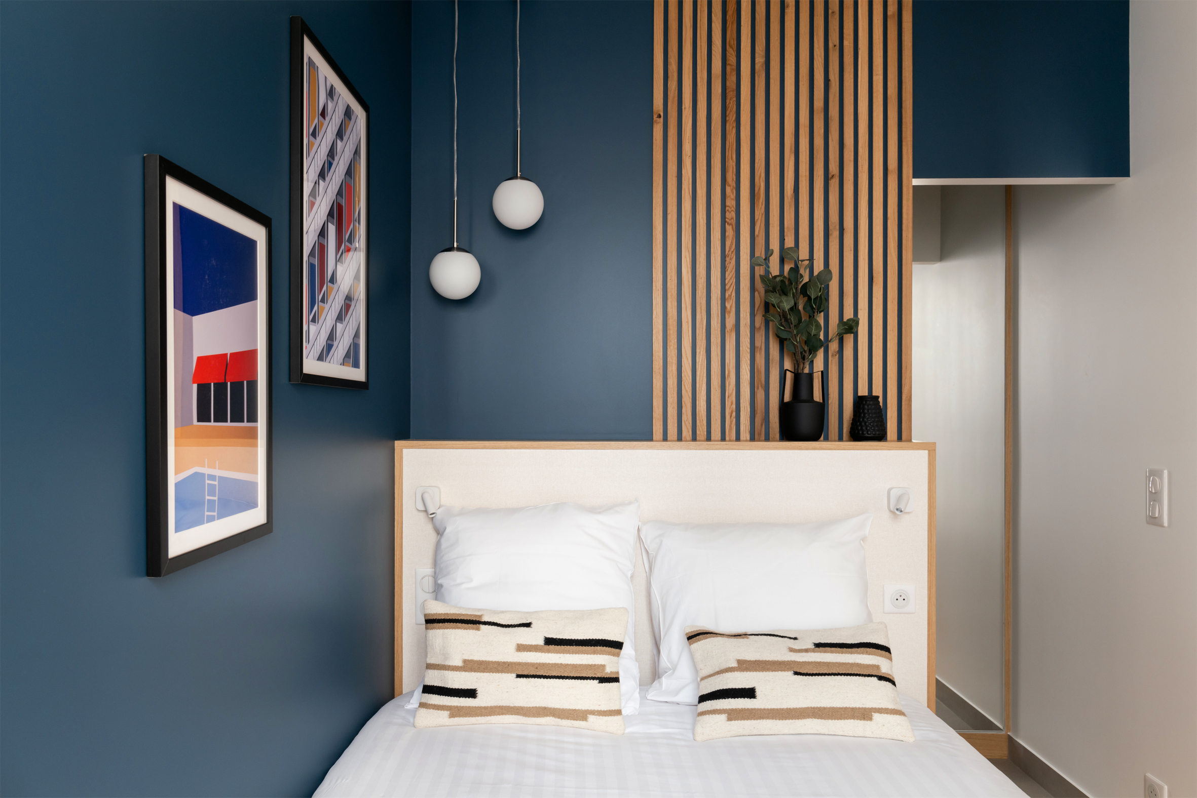 chambre bleue appartement de 55m2 à louer à Paris décoration contemporaine Photo : © Agathe Tissier