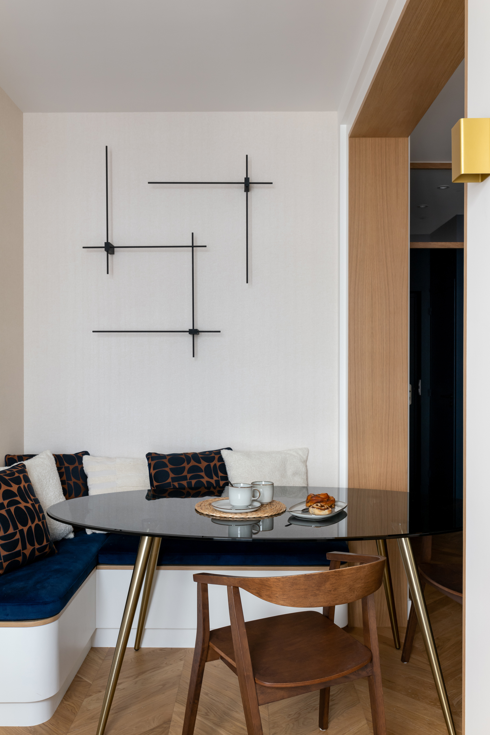 salle à manger appartement de 55m2 à louer à Paris décoration contemporaine Photo : © Agathe Tissier