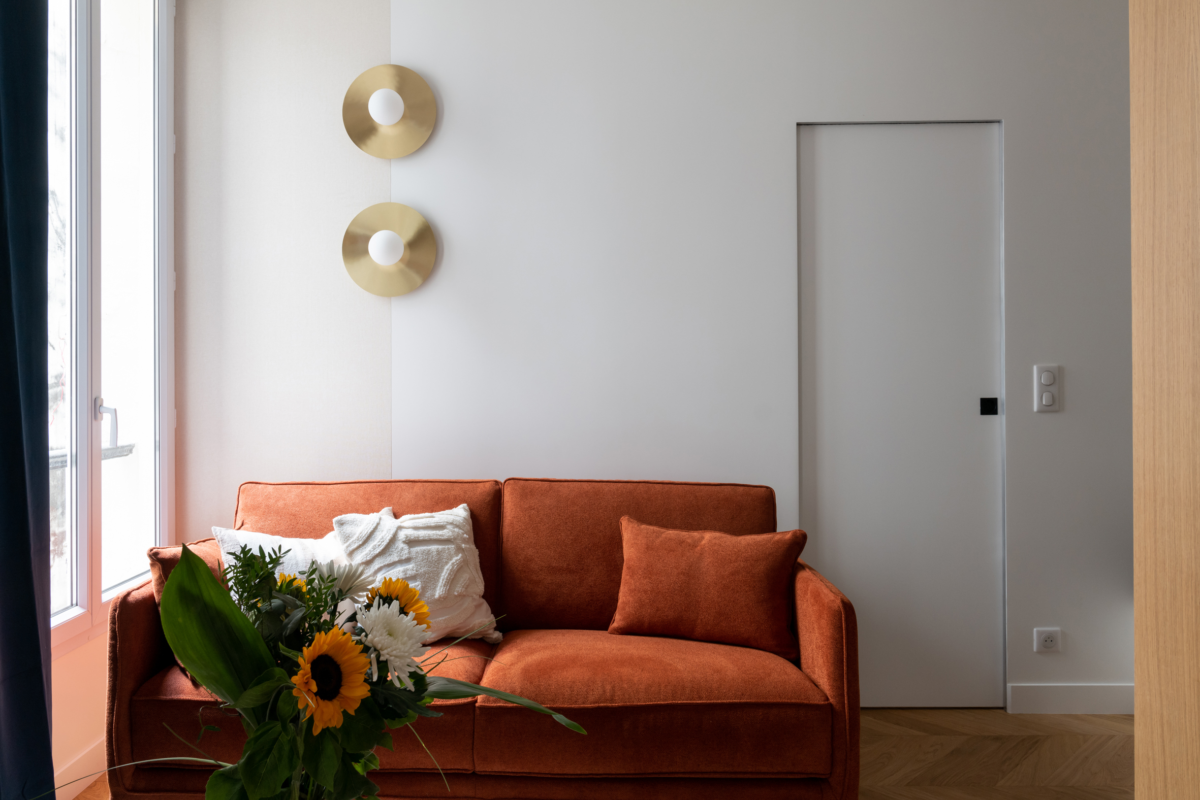 salon appartement de 55m2 à louer à Paris décoration contemporaine Photo : © Agathe Tissier