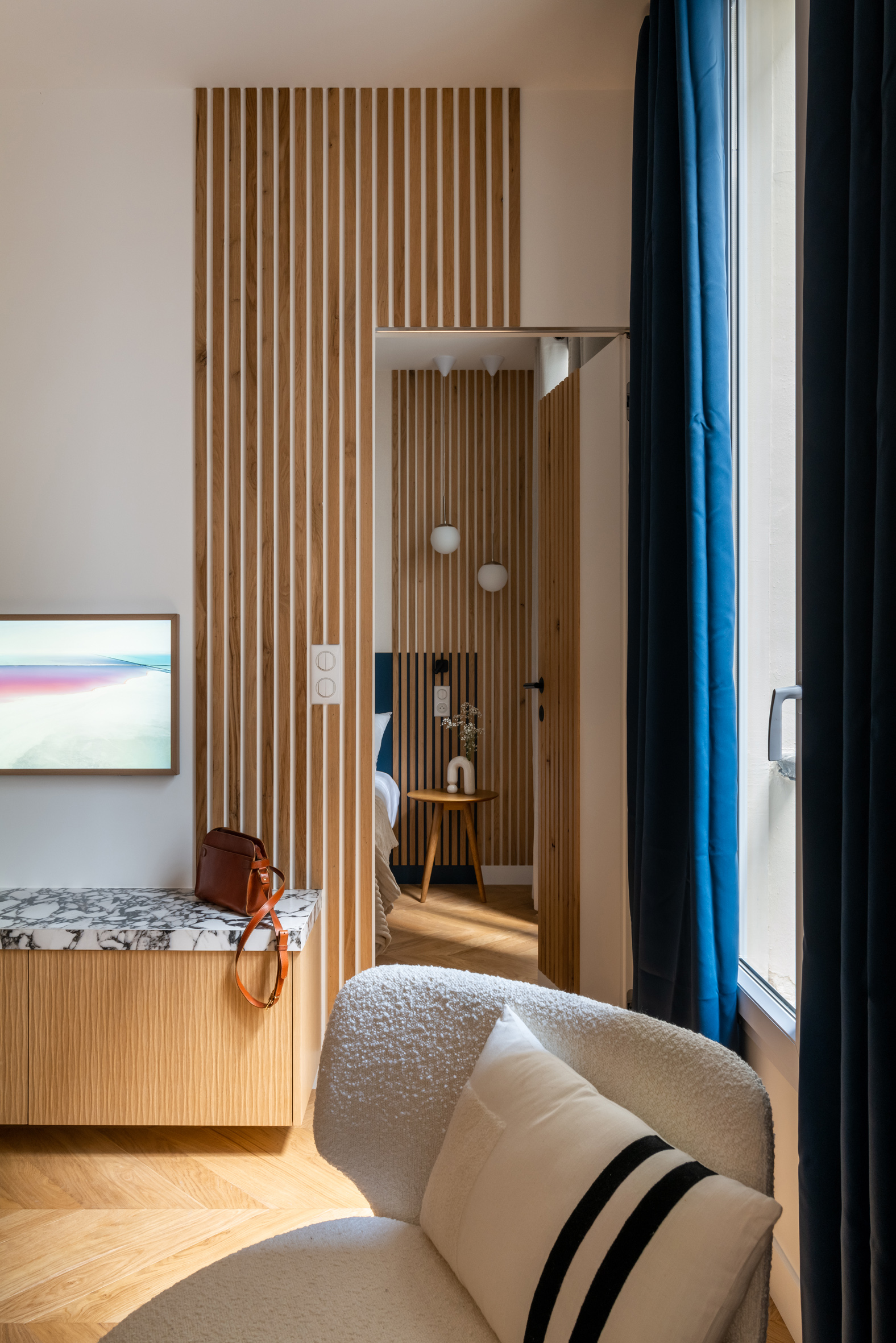 chambre et salon appartement de 55m2 à louer à Paris décoration contemporaine Photo : © Agathe Tissier
