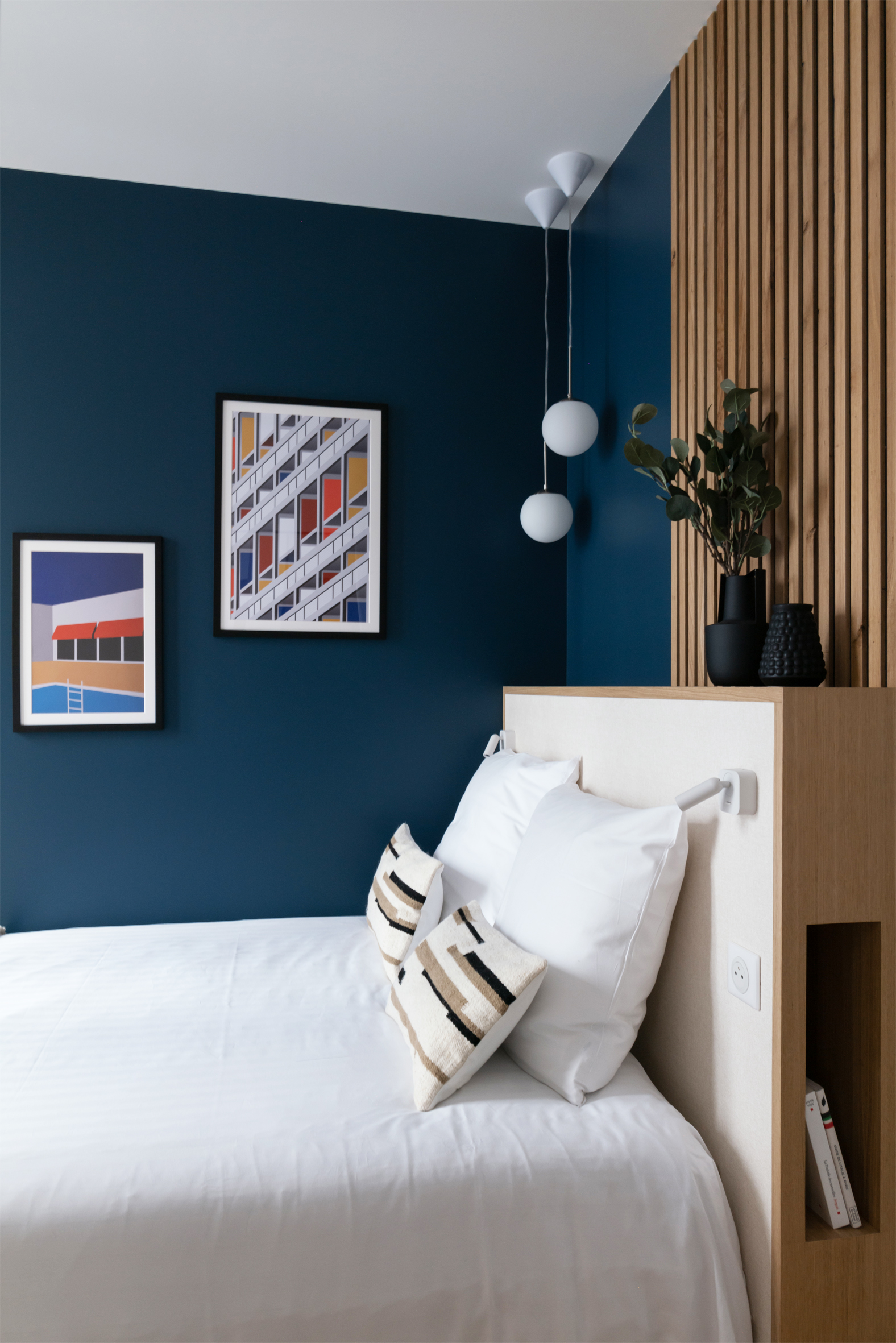 chambre bleue appartement de 55m2 à louer à Paris décoration contemporaine Photo : © Agathe Tissier