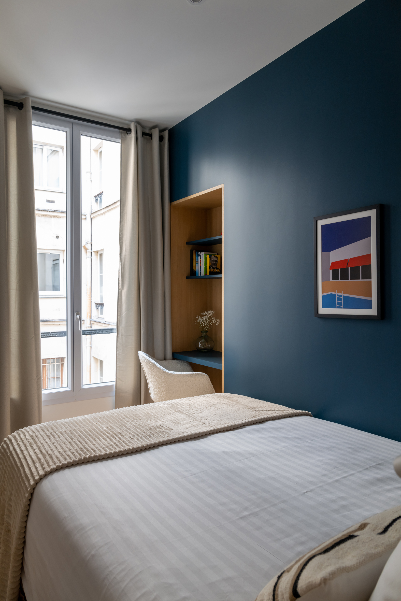 chambre bleue appartement de 55m2 à louer à Paris décoration contemporaine Photo : © Agathe Tissier