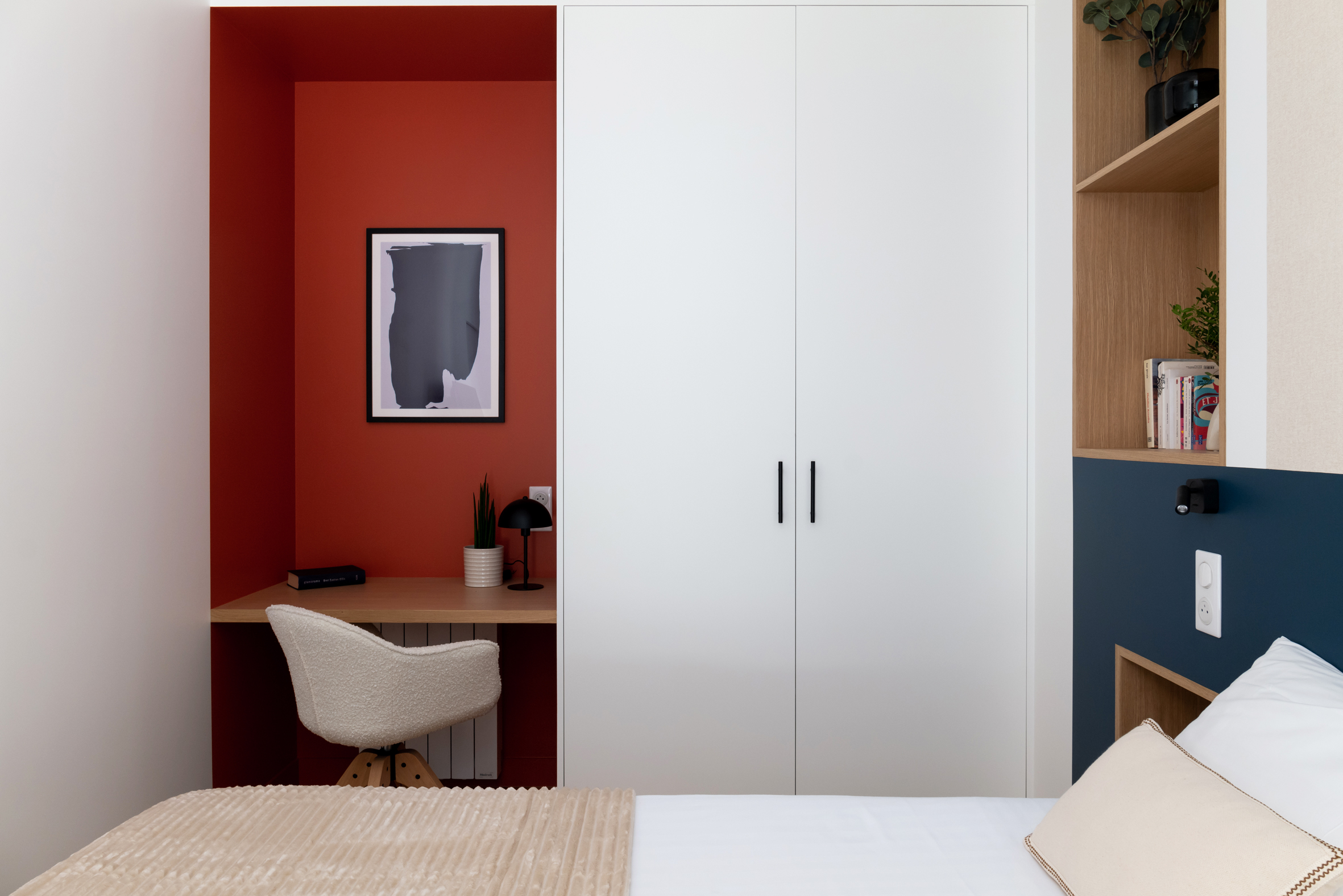 chambre rouge avec espace bureau appartement de 55m2 à louer à Paris décoration contemporaine Photo : © Agathe Tissier