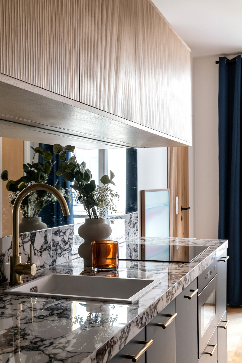 cuisine ouverte appartement de 55m2 à louer à Paris décoration contemporaine Photo : © Agathe Tissier