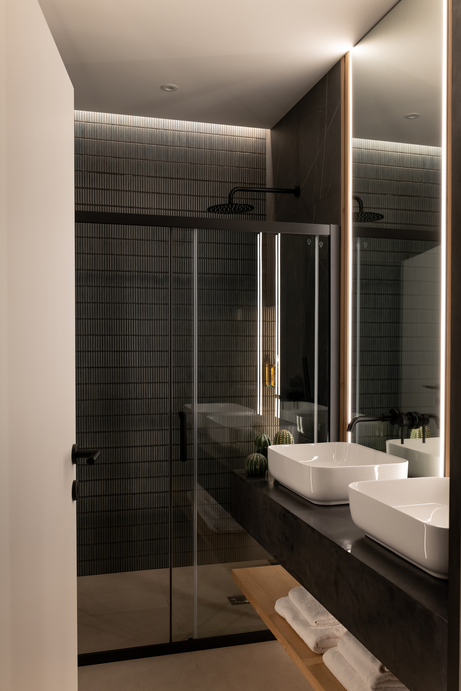 salle de bain noire moderne Photo : © Agathe Tissier