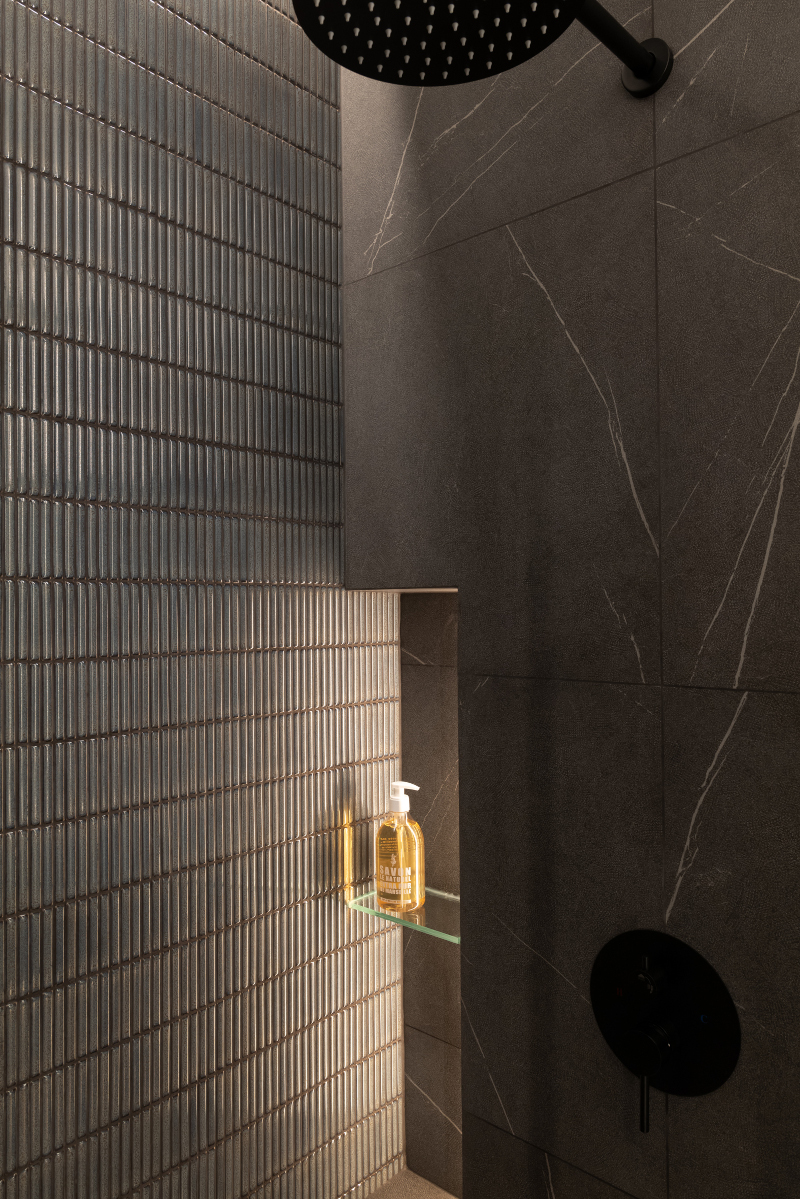 salle de bain noire moderne Photo : © Agathe Tissier