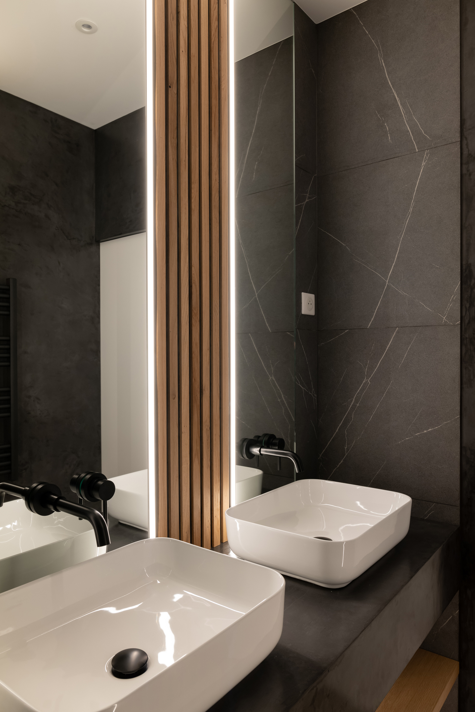 salle de bain noire moderne Photo : © Agathe Tissier