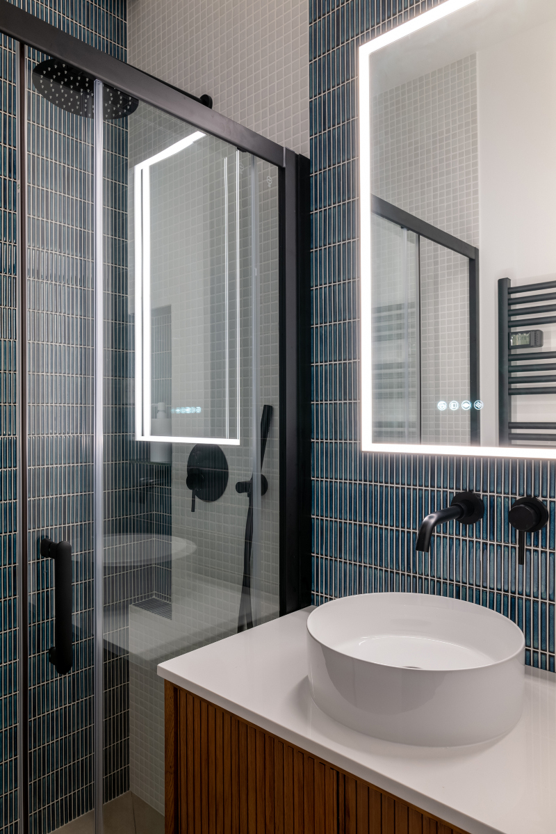 salle de bain bleue moderne Photo : © Agathe Tissier